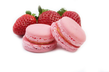 Macaron alla fragola isolati su sfondo bianco