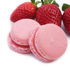 Macaron alla fragola isolati su sfondo bianco