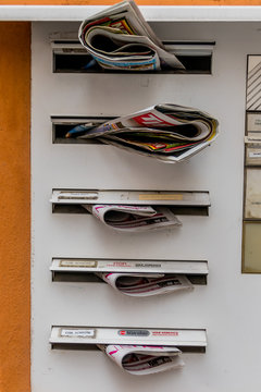 Brosch&uuml;ren in Briefk&auml;sten