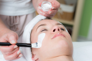 frau erhält eine gesichtsmaske