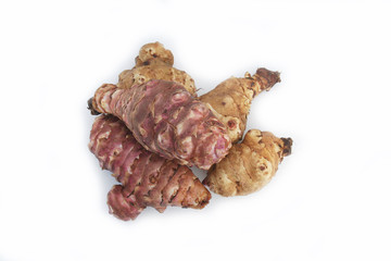 Topinambur bianchi e rossi su sfondo bianco