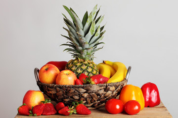 Früchte liegen im Korb