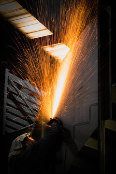 Metallbauer beim Flexen