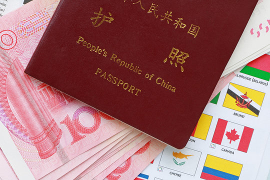Passeport chinois, yuan et drapeaux du monde