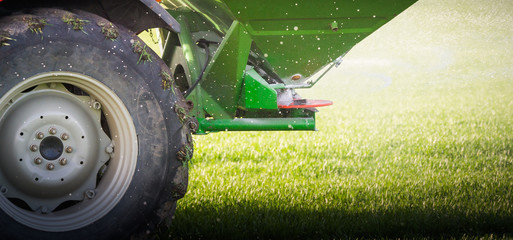 Obraz premium tractor fertilizing in field