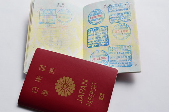 パスポート／日本のパスポート（10年用）を撮影した、海外旅行イメージの写真です。