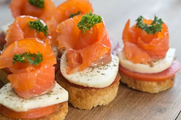 Selbstklebende Fototapeten canapes with red fish © rufar