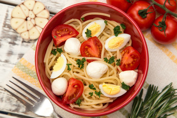Warm salad with pasta, mozzarella and tomatoes.