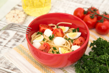 Warm salad with pasta, mozzarella and tomatoes.