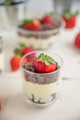 Vanillepudding mit Schokokeksen und Erdbeeren 