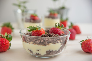Vanillepudding mit Schokokeksen und Erdbeeren 