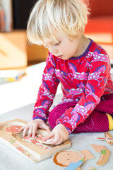 M&auml;dchen puzzelt