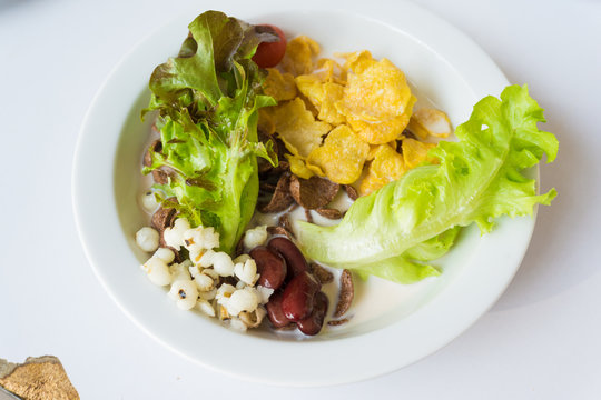 Green Oak and Red Oak salad with sereal