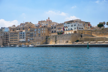 Obraz premium The view of Senglea residential houses from the water of Dahla t