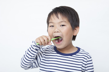 歯磨きする子供