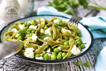 Spinach pasta with green pea and cheese.