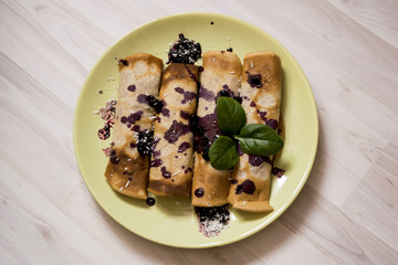 Блины с вареньем из голубики