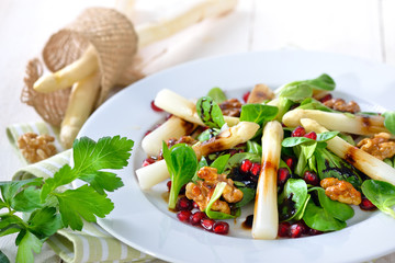 Weißer Spargel auf Feldsalat mit kandierten Walnüssen und Granatapfelkernen  - Salad with white...