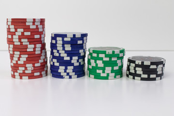 Pokerchips gestapelt verschiedene Werte
