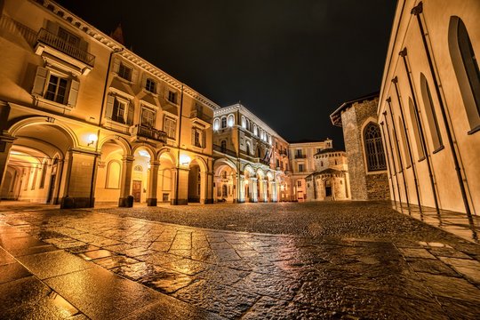 Battistero e Comune di Biella by night