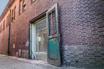 Oud verroeste deur bij de munitiefabriek