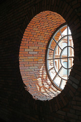Okrągłe okno w fabryce