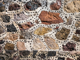 Detail einer Steinmauer die aus verschiedenen groben Steinen gefertigt ist