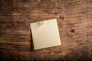 blank paper note on wood noticeboard

