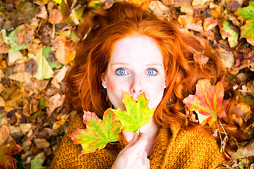 Frau im Herbst