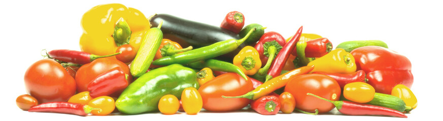 Sortiment aus vitaminreichem Gewürz- und Salatgemüse, freigestellt - Banner