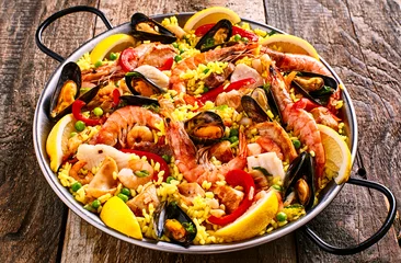 Bunte Meeresfrüchte-Paella-Teller mit Schalentieren © exclusive-design