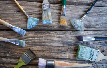 Verschiedene, gebrauchte Pinsel auf Holz / Treibholz Hintergrund