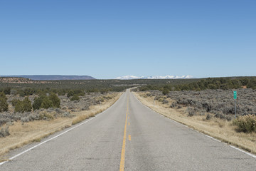 Carretera solitaria por el desierto de USA. 