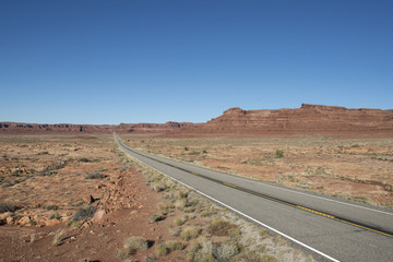 Carretera solitaria por el desierto de USA. 