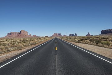 Fototapeta na wymiar Carretera solitaria por el desierto de USA. 
