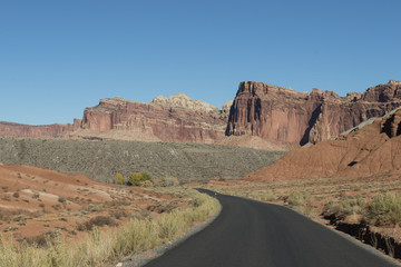 Carretera solitaria por el desierto de USA. 