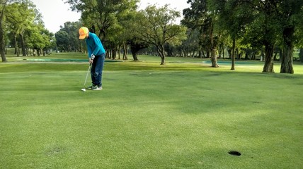 Jeune golfeur