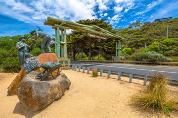 The Great Ocean Road Memorial Archway was built to commemorate the 3,000 soldiers returned from World War I who built the Road between 1918 - 1932. The Arch is located 5 km west of Aireys Inlet - obrazy, fototapety, plakaty