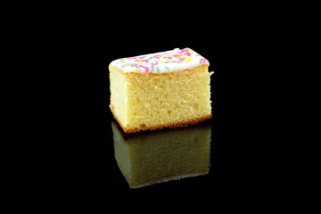 ein stück zitronenkuchen auf einem schwarzen hintergrund