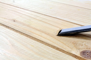metall hobel auf holz bretter