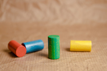 Spielfiguren auf Packpapier