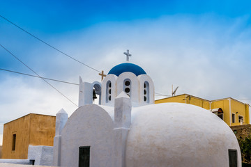 Fototapeta premium Kaplica prawosławna w Pyrgos na Santorini, Cyklady w Grecji