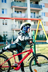 chłopiec i rower © ftomasz