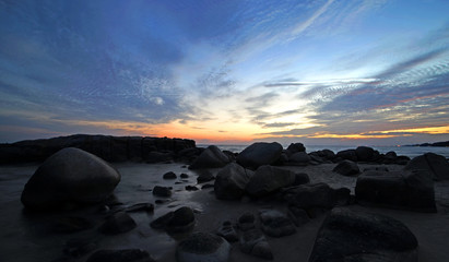 Obraz na płótnie Canvas sunset over the sea mist on rocks