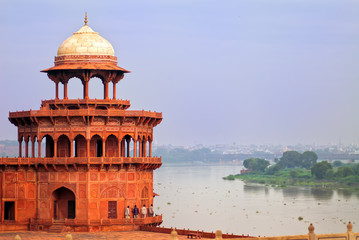 Red tower of Taj Mahal complex in Agra, India - obrazy, fototapety, plakaty