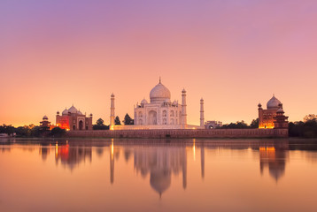Taj Mahal à Agra, Inde au coucher du soleil