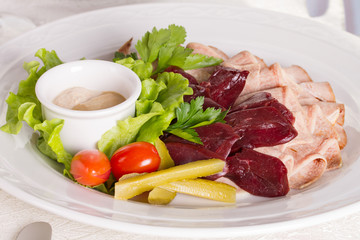 Meat cutting with horseradish and mustard