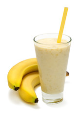 smoothie van banaanmelk op witte achtergrond