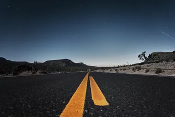 Crédence de cuisine en verre imprimé Sécheresse Roadview de nuit dans le désert – USA