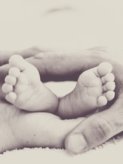 Babyf&uuml;sse in der Hand